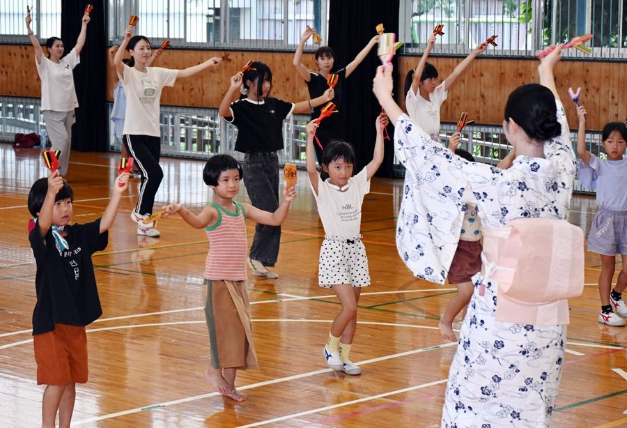 上村優実さん（手前）と練習する児童ら（高知市新本町１丁目の江ノ口小学校）