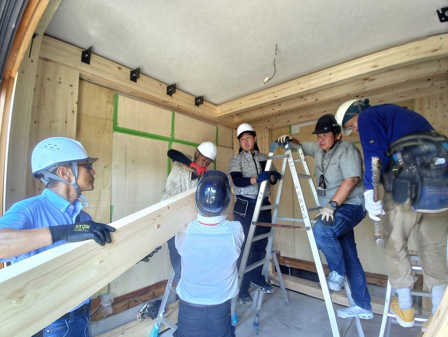 民家の一室に、太い柱や梁を設置して揺れに強い空間を確保するシェルター（高知市内）