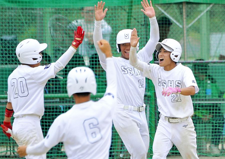 【男子準々決勝　須崎総―豊川】３回表須崎総１死一塁、福本＝右端＝が２ランを放ち２―２。次打者白石＝左端＝らの出迎えを受ける（岡山県津山市加茂スポーツセンター）