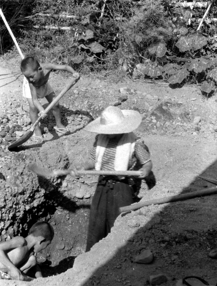 寺田正さんが撮影した、防空壕を掘る妻子。手前の子どもが当時９歳の長男恭幸さん（１９４５年６月、高知市朝倉丙＝写真はいずれも高知市民図書館寺田正写真文庫から）
