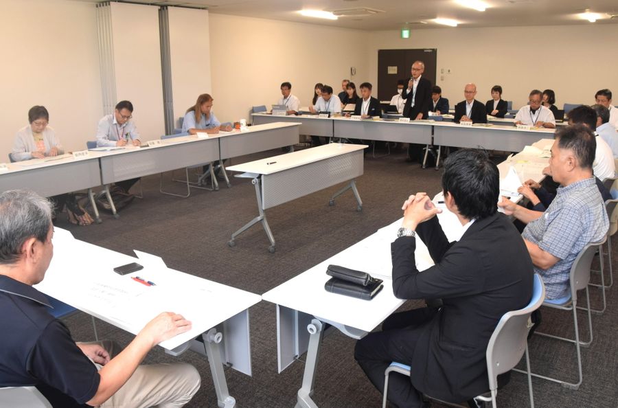 ごみ処理手数料の改定案が示された高知市廃棄物処理運営審議会(高知市役所)