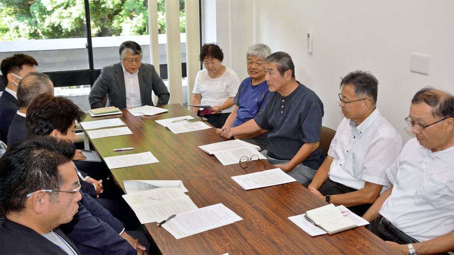 高知龍馬空港の特定利用に関して県に申し入れする平和市民団体（県庁）