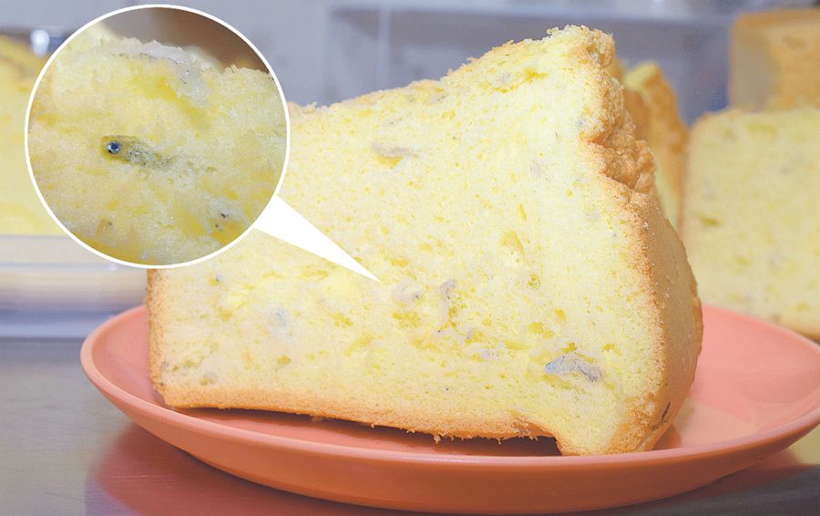 じゃこが生地に練り込まれた「ちりめんじゃこシフォン」（写真はいずれも安芸市土居）