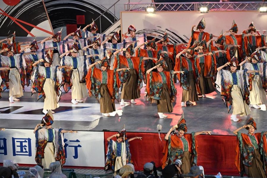 昨年のよさこい祭り本番で受賞した22チームが演舞した前夜祭(高知市の東洋電化中央公園=飯野浩和撮影)