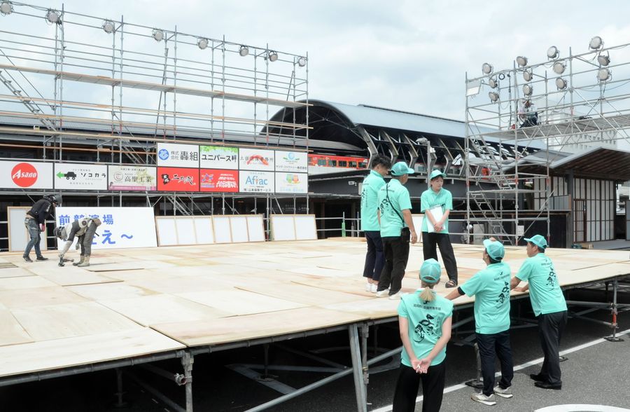 演舞場から競演場になる高知駅前。ステージを設置して踊り子を迎える（８日、高知市のこうち旅広場）