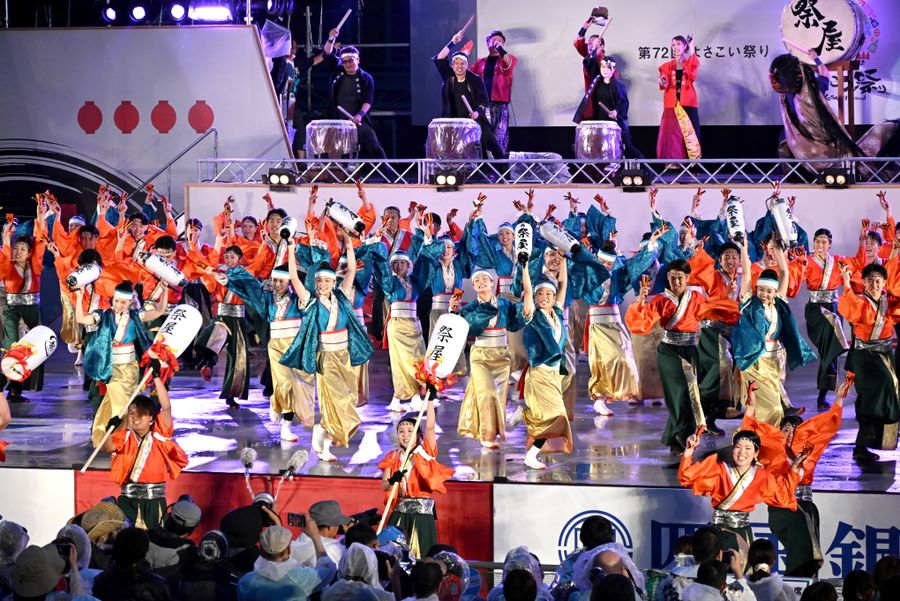 昨年の受賞チームが演舞を披露した前夜祭（高知市の中央公園＝飯野浩和撮影）