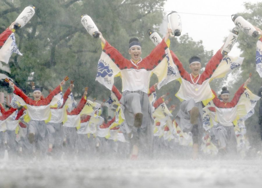 大雨の中で力強く舞う踊り子たち（追手筋競演場＝森本敦士撮影）