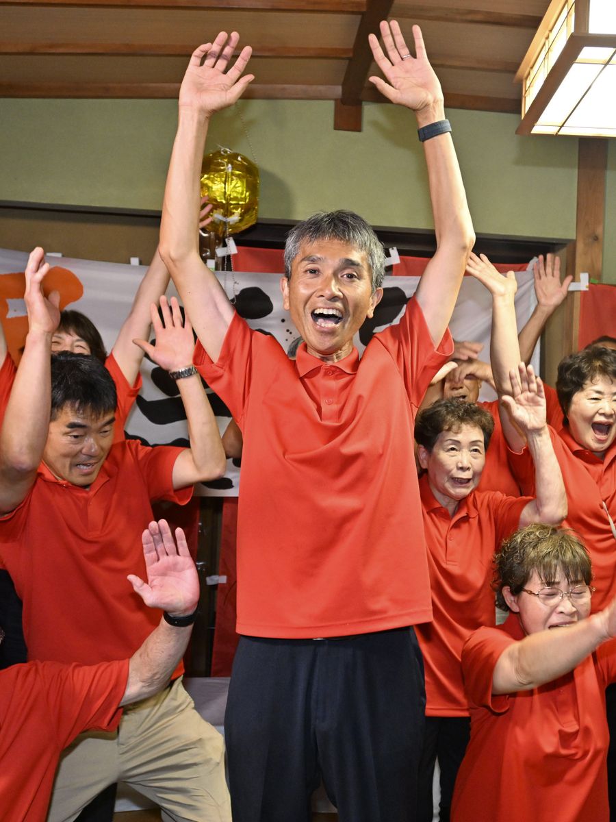 初当選を果たし、支援者らと万歳する片岡信博氏（仁淀川町大崎）