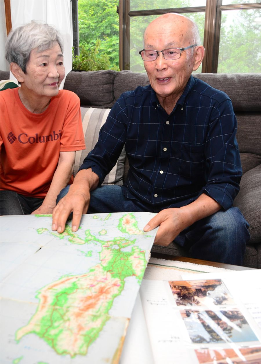 １３回にわたり、父が戦死したフィリピンを訪ねてきた坂本功さんと妻の京子さん（四万十町七里甲）