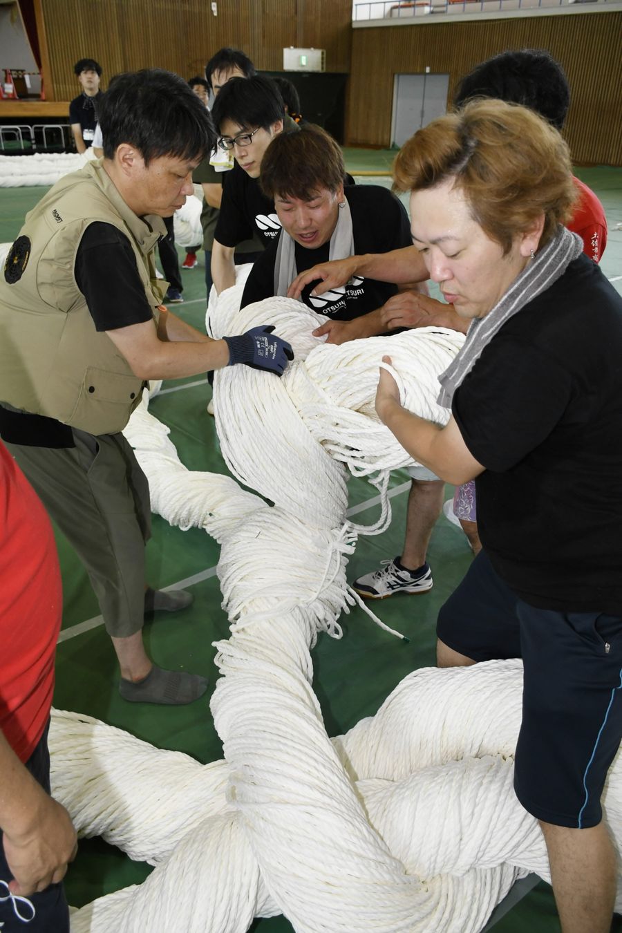 土佐市商工会青年部員らが力を合わせて大綱を編み上げた（土佐市民体育館）