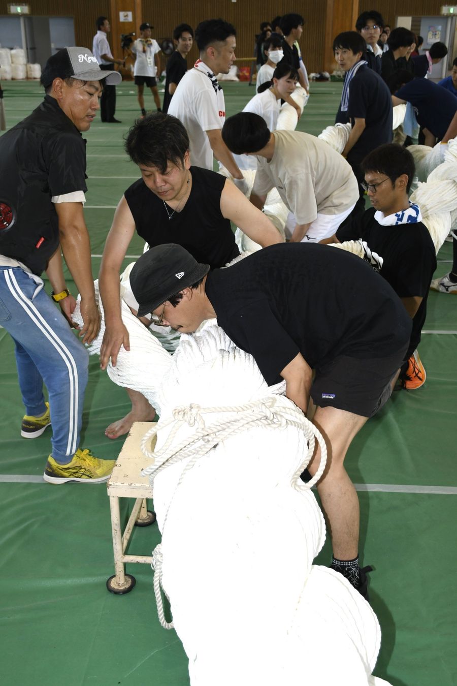 土佐市商工会青年部員らが力を合わせて大綱を編み上げた（土佐市民体育館）