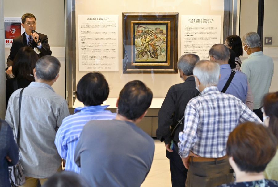 贋作の横で学芸員が来館者への説明会を開いた(5月、徳島市の徳島県立近代美術館=久保俊典撮影)