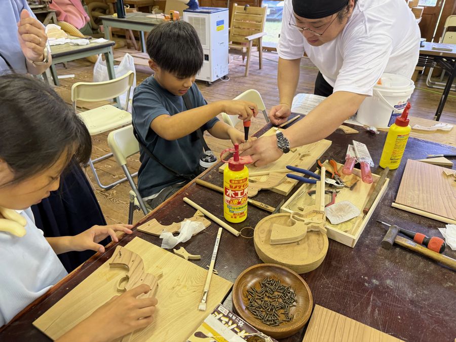 魚梁瀬杉を使ったゴム鉄砲作りに挑戦する子どもたち（馬路村の集落活動センターやなせ）