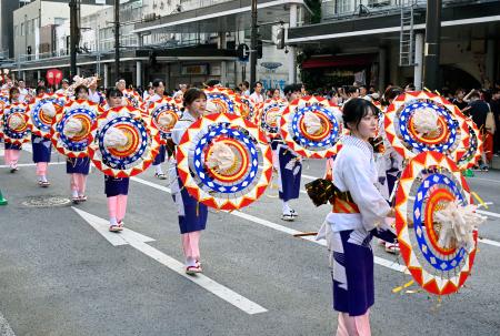 しゃんしゃん祭　踊子傘 傘踊り、夏夜に響く鈴音 鳥取しゃんしゃん祭 | 高知新聞