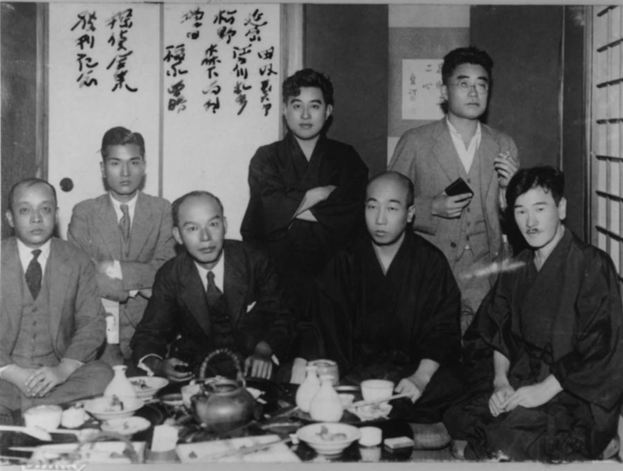 前列左から２人目が森下雨村。右隣が江戸川乱歩（森下時男さんの高知新聞連載「探偵小説の父　森下雨村」より）