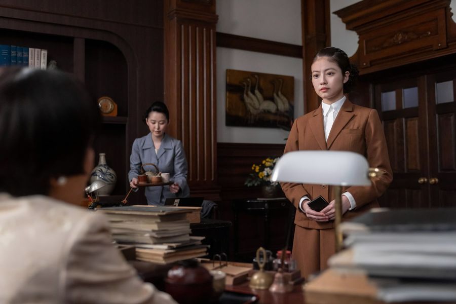 あんぱんの一場面。国会議員秘書を務めるのぶ