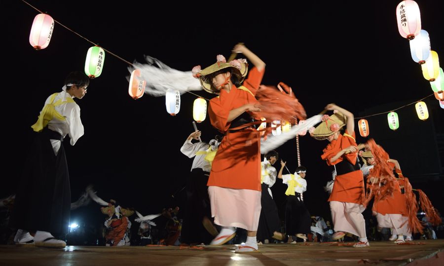「手結盆踊り」で華麗な舞を披露する踊り手（香南市夜須町のヤ・シィパーク）