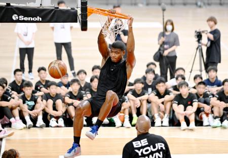 八村塁、NBAの練習披露 中高生前でシュート | 高知新聞
