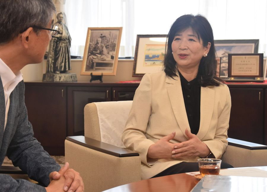 高知市に寄付した長岡恵さん＝右（同市役所）