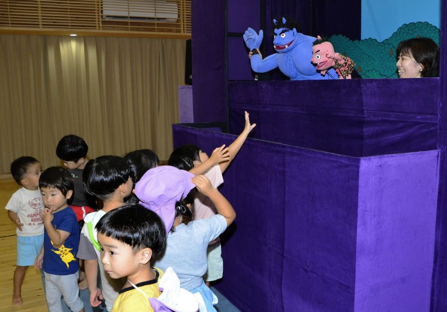 人形劇を披露した「とらまる人形劇団」の団員と交流する子どもたち（馬路村馬路の村集会センター「うまなび」）