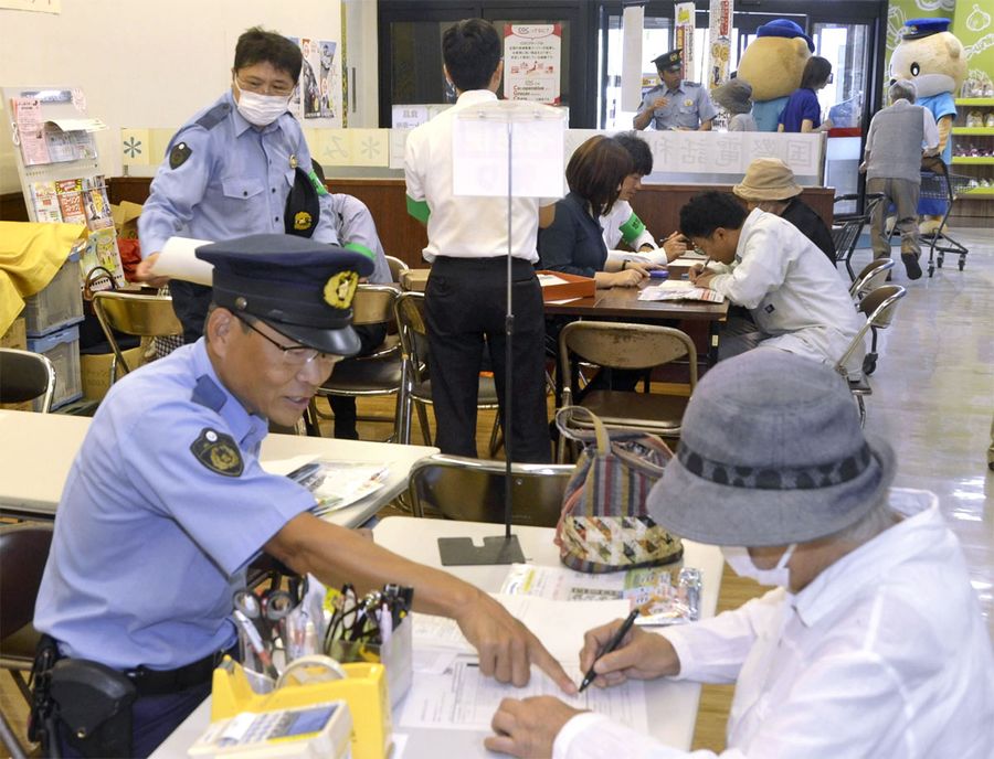多くの買い物客が固定電話にかかる国際電話からの着信を拒否する手続きを行った(室戸市浮津のサンシャイン室戸)