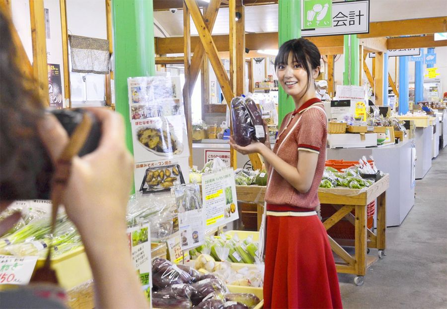 キラメッセ室戸で吉良川町日南地区の伝統野菜、ボタナスを手に撮影する工藤美桜さん（室戸市吉良川町丙）