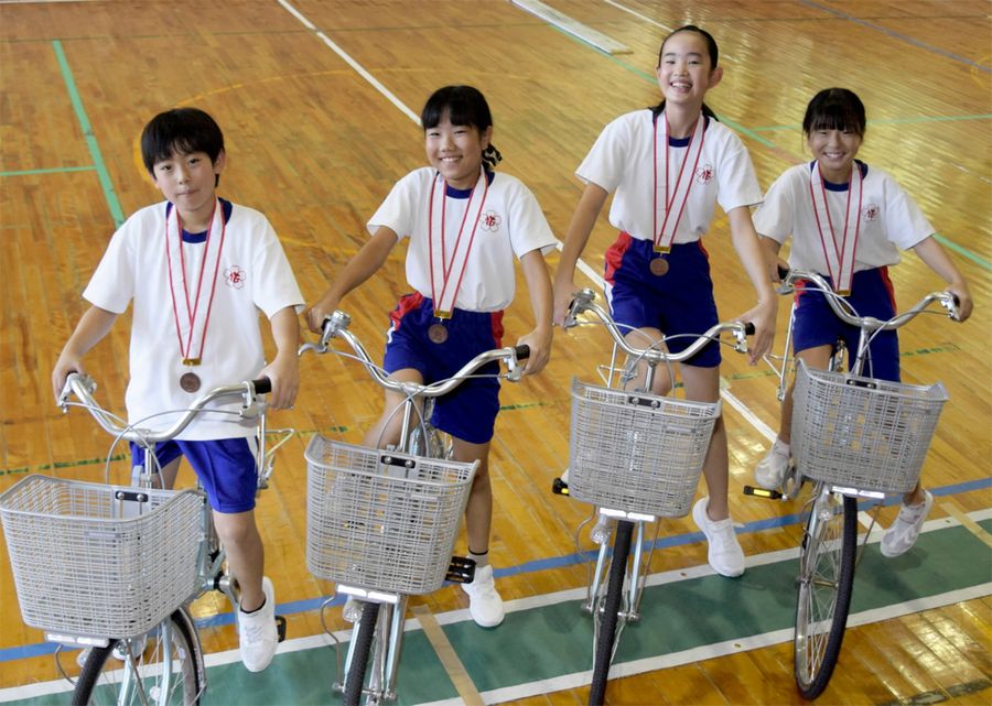 ５位入賞を喜ぶ佐古小自転車クラブのメンバー４人（いずれも香南市の佐古小学校）