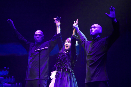 水樹奈々、ブルーマングループ新宿公演で圧巻の共演を披露