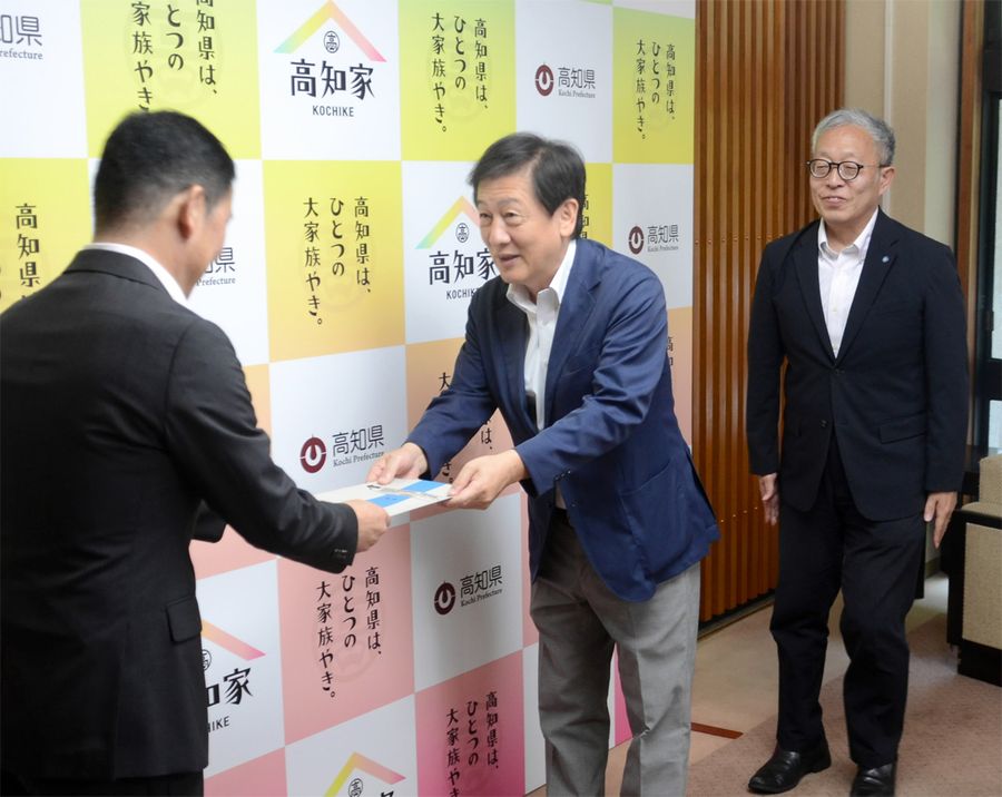 県に提言書を提出した土佐経済同友会の横山敬代表幹事ら（県庁）