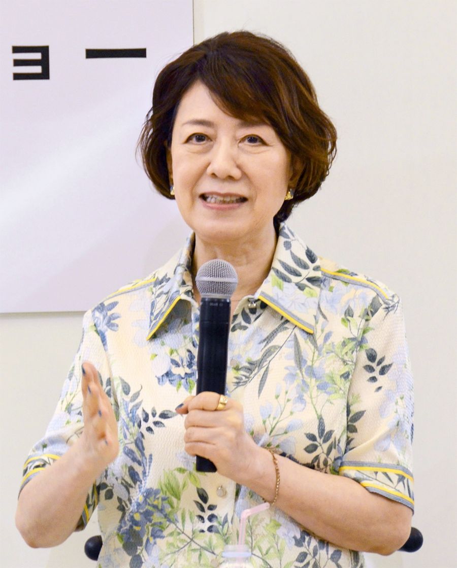 トークショーで語る中園ミホさん。「皆さん、蘭子と八木さんの今後が気になるみたいですが、たっぷり書きます」(東京の日本橋三越本店)