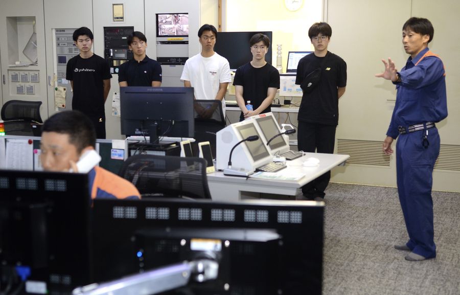 消防施設を見学する説明会参加者（南国市篠原の南国市消防本部）