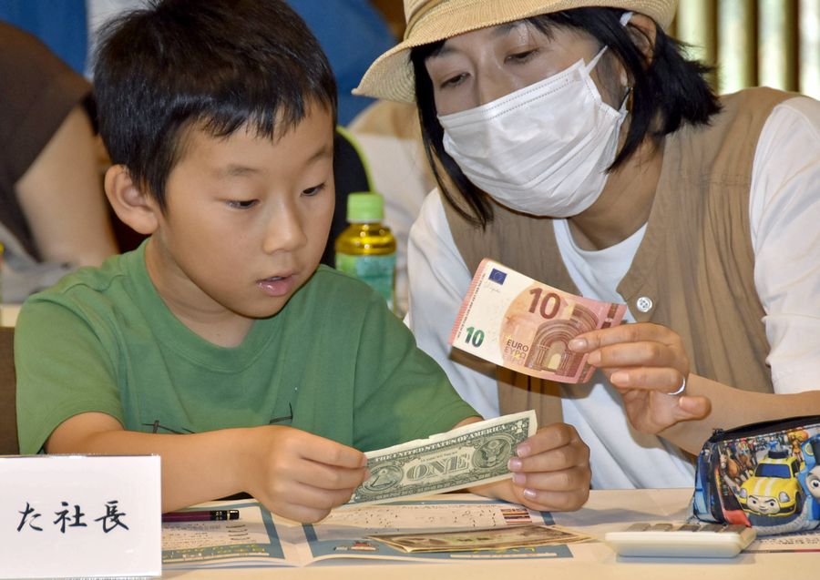 ゲームなどで為替の変動を学んだ親子セミナー（南国市岡豊町小蓮）