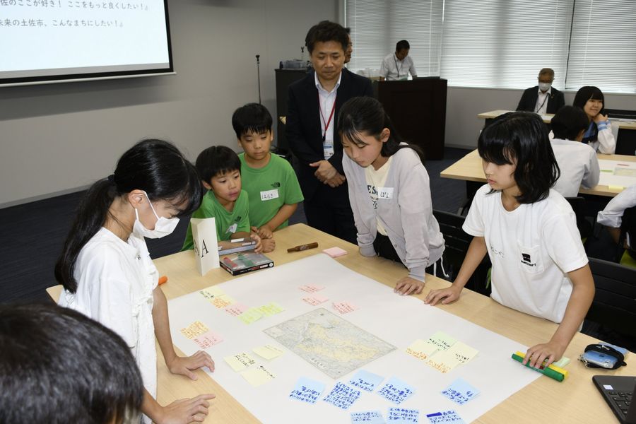 土佐市に何が足りないかを考え、模造紙にまとめる子どもたち（土佐市役所）