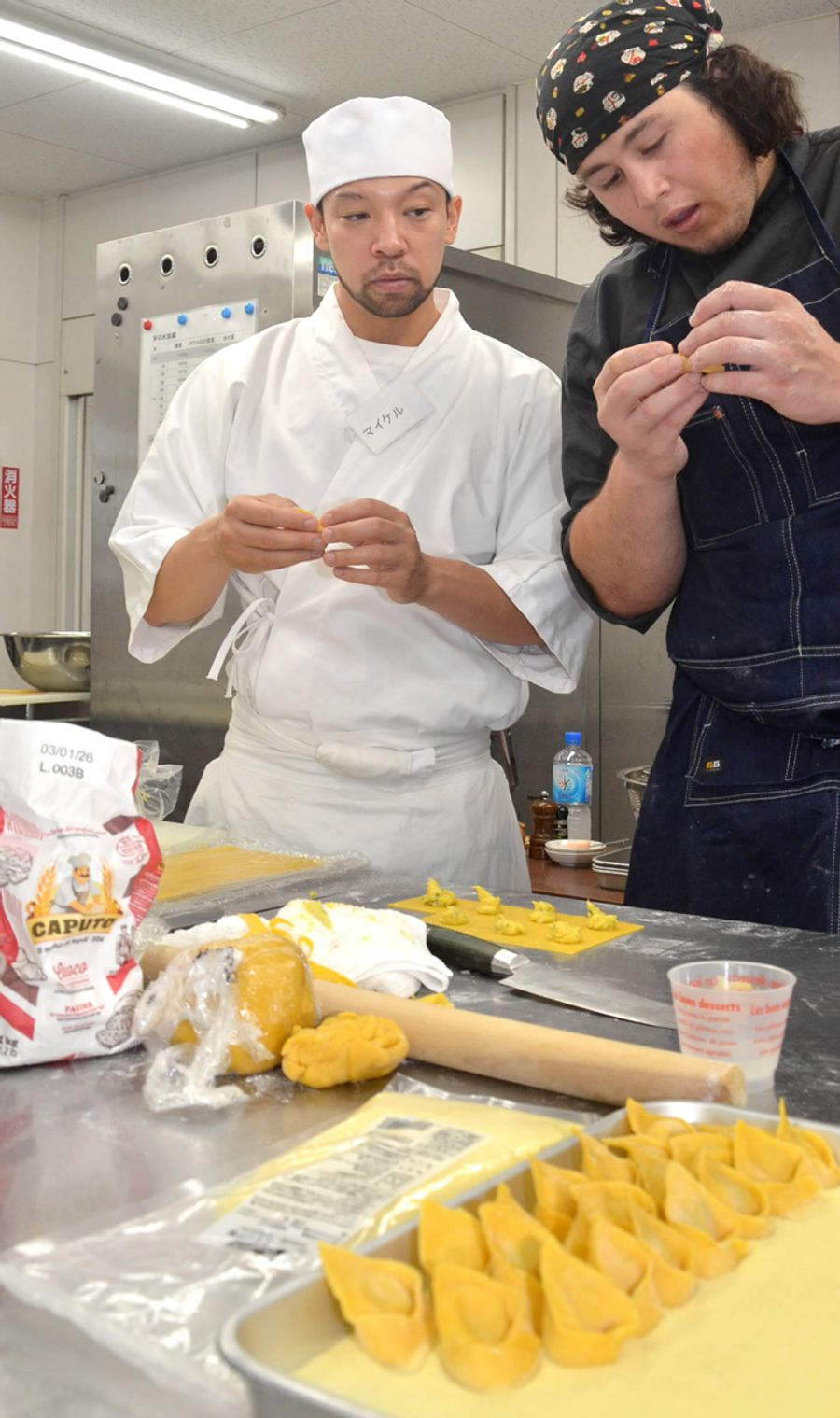 真剣な表情で学ぶマイケル・チョイさん（左、高知市南久万のＲＫＣ調理製菓専門学校）