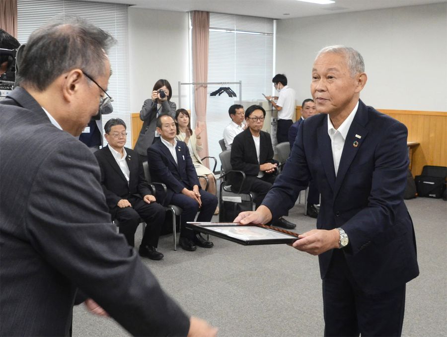 交付式で「プラチナえるぼし」の認定証を受け取る高知銀行の海治勝彦会長（高知市南金田の高知労働局）