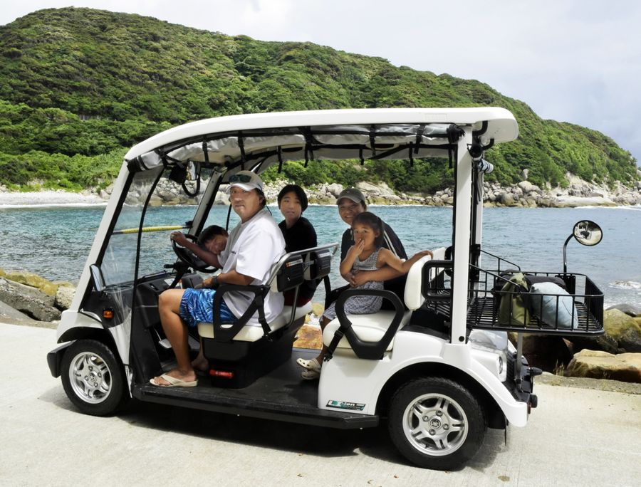 島の自然と海をゆっくり味わえる小型電気自動車