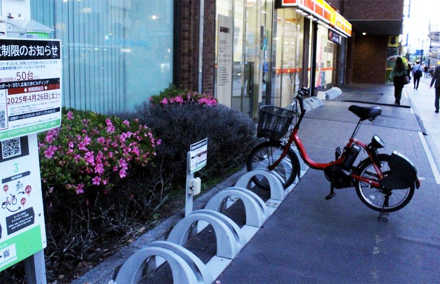 １台あるだけでがらんとしているポート（５月２０日午後７時５分、広島市中区大手町）