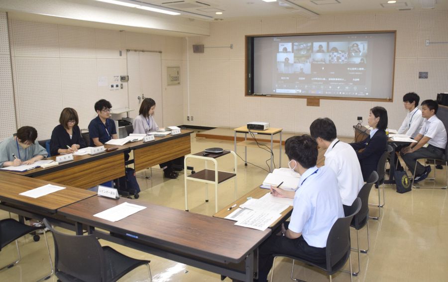 パートナーシップ制度について意見交換する県や市町村担当者ら（高知市本町４丁目の県人権啓発センター）