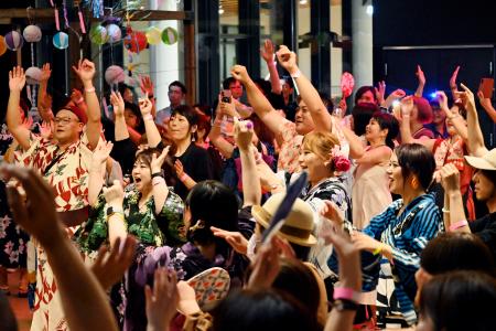 Girls 盆踊り 盆踊り…今やDJ付き盆ダンス ポップス、ロックで広がる輪 | 高知新聞