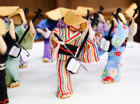 富山「おわら風の盆」、布人形に 洋裁経験生かし、87歳女性製作