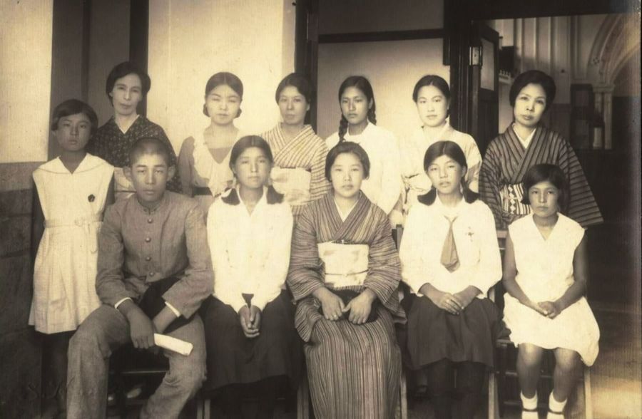 高知教会で開かれた池田家の送別会。前列左から穣さん、暢さん、母の登女さん、妹の瑛さん、圀（あき）さん。後列右から２人目が岡本美枝子さん（岡本さんの長女提供）