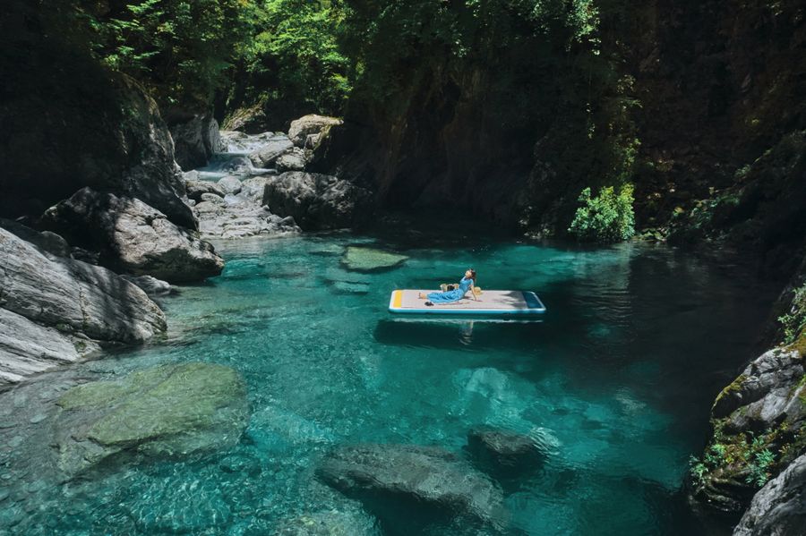 渓谷のせせらぎと鳥のさえずりをBGMに透き通った川面でのお昼寝が楽しめるプログラム(仁淀川町の安居渓谷)
