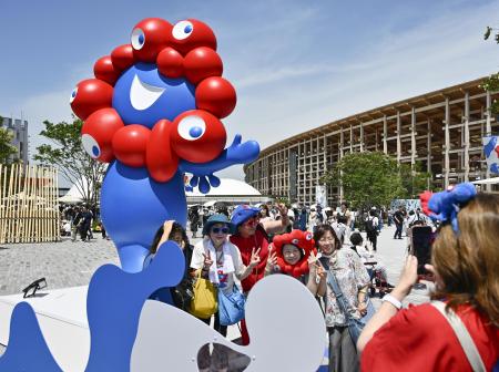 ミャクミャク像2体、府が所有へ 大阪・吹田の万博記念公園に移設