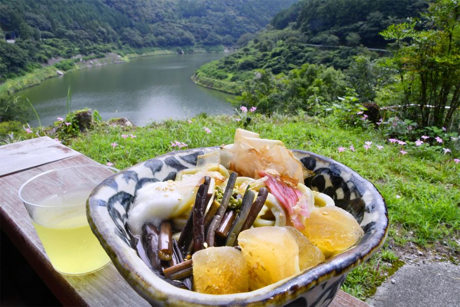 具だくさんでやみつきになる「冷やしぶっかけ沢渡茶うどん」。通年での提供を望むファンも多い