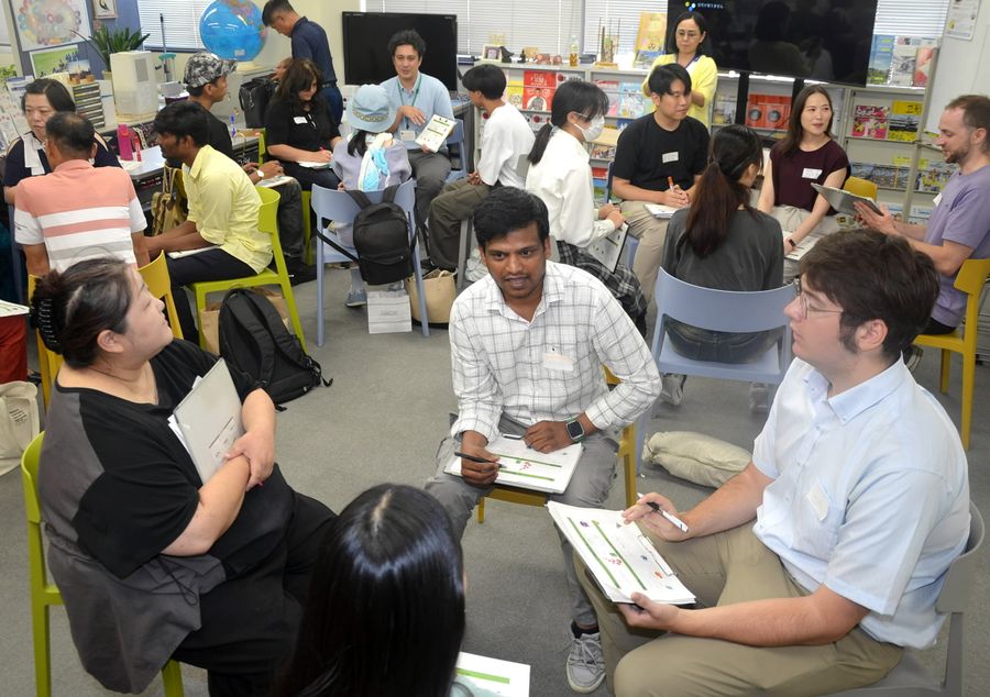 子育ての悩みを共有した参加者ら（高知市本町４丁目）