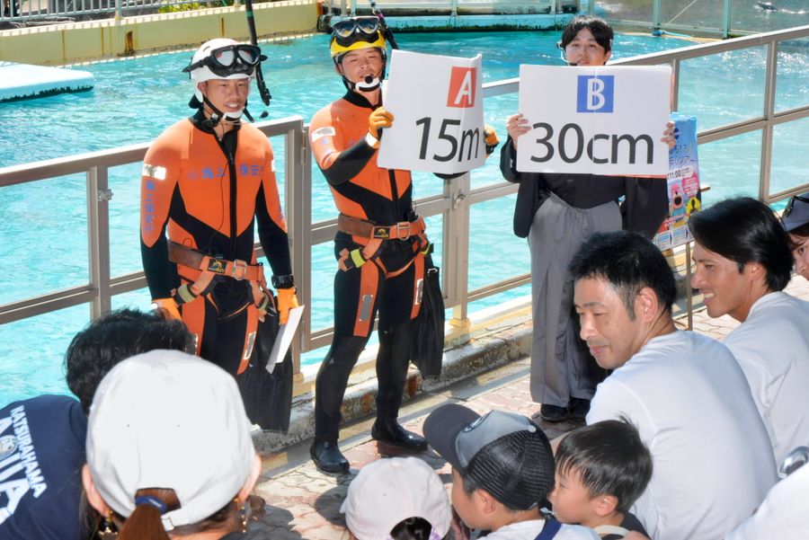 「海の安全クイズ」を出す潜水士ら（高知市浦戸の桂浜水族館）