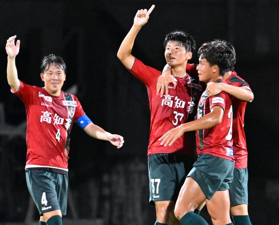 【高知―宮崎】後半12分、高知U深川(37)=左から2番目=が自陣からの超ロングFKを決めて1―2と差を縮める(写真はいずれも春野陸上競技場=新田祐也撮影)