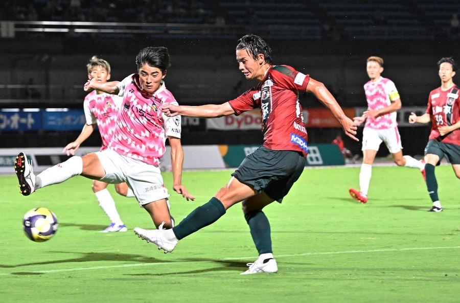 【高知―宮崎】後半、ゴールを狙う高知Ｕ水野（春野陸上競技場＝新田祐也撮影）