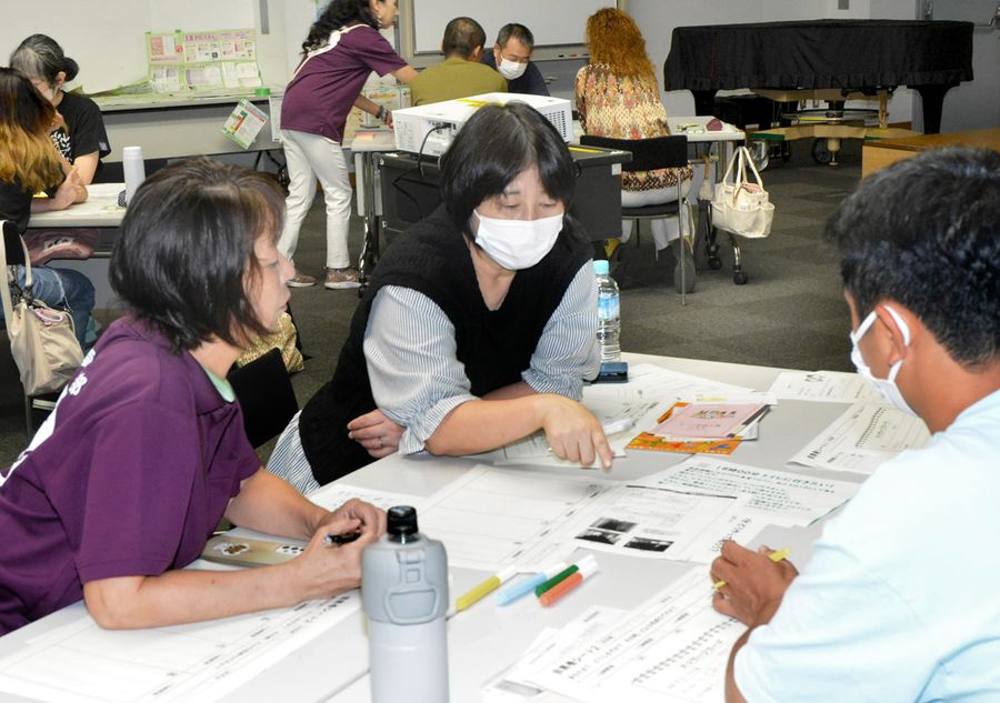 「目黒巻」を使って避難時の状況を話し合う参加者（高知市旭町３丁目の「ソーレ」）