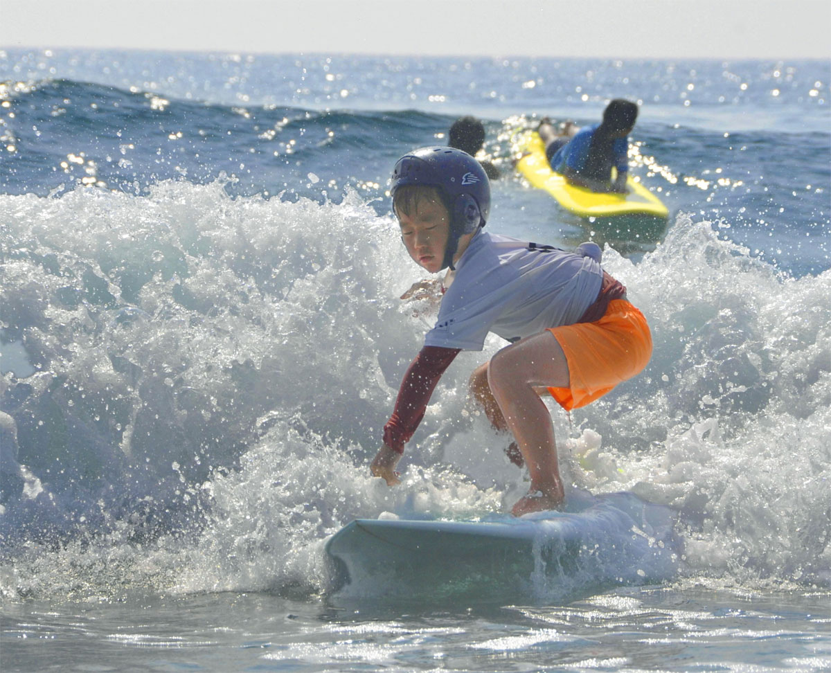 いかしてるー！ 大人顔負けの波乗り披露 高知県東洋町で「サーフィン大